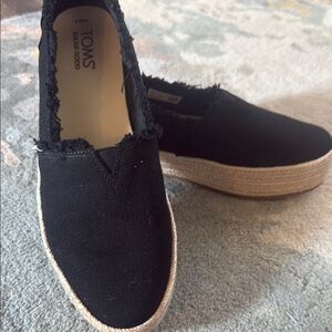 TOMS Women's Black and Tan Espadrilles